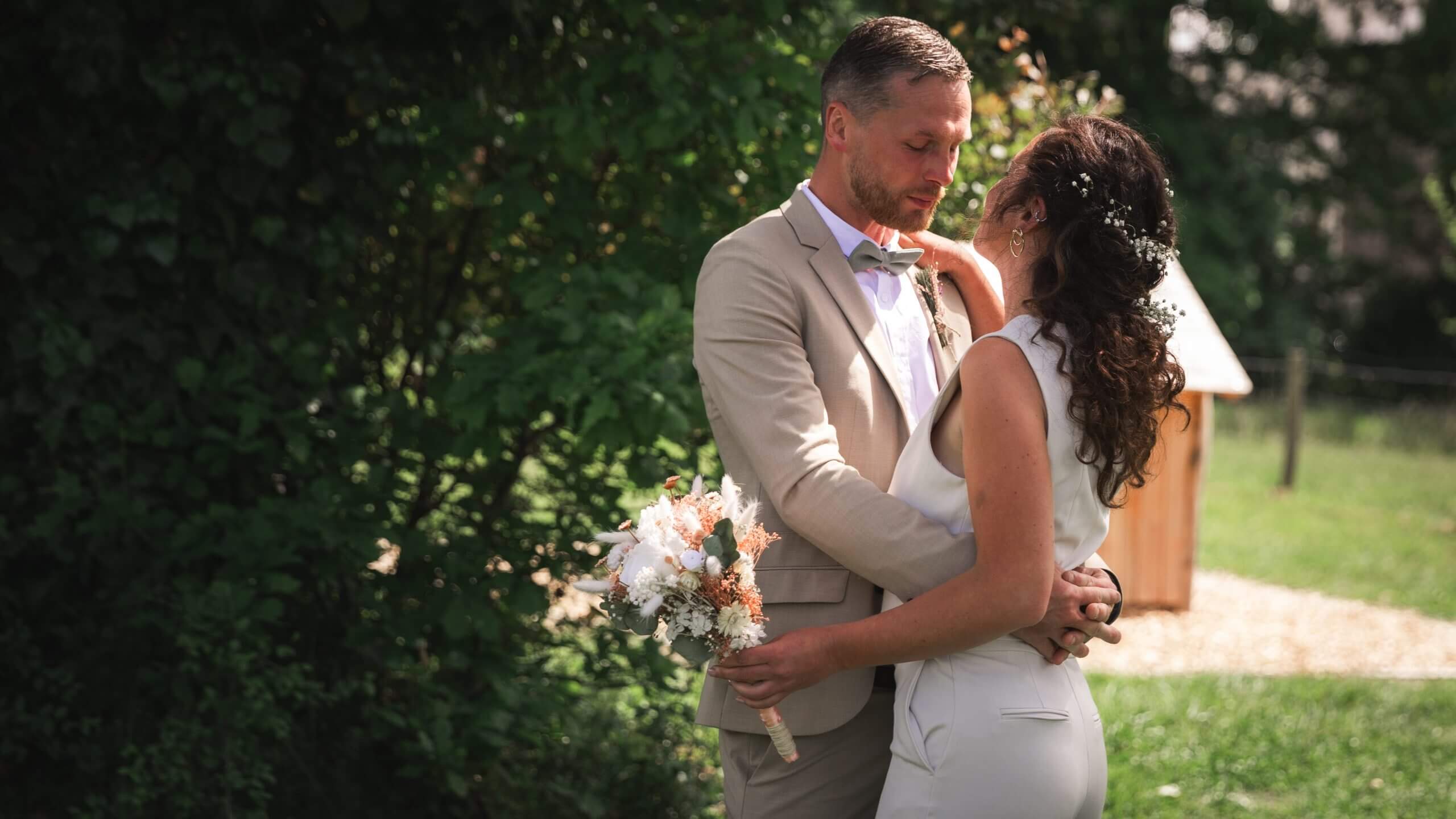 Couple amoureux qui se découvre en tenue de mariés.