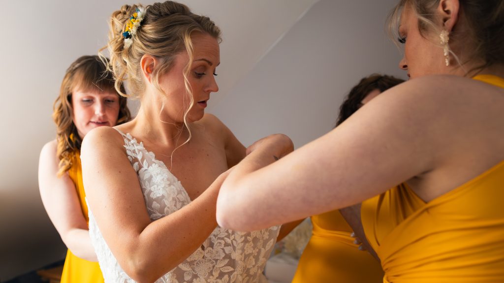 Passage de la robe de la mariée — mariage au Manoir Morgan à Taupont, photo 1