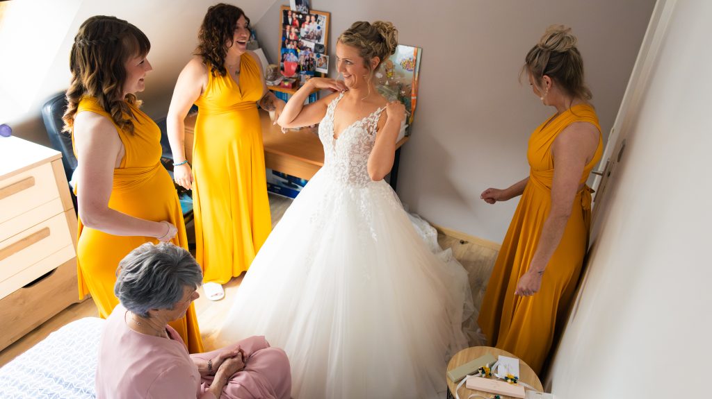 Passage de la robe de la mariée — mariage au Manoir Morgan à Taupont, photo 5