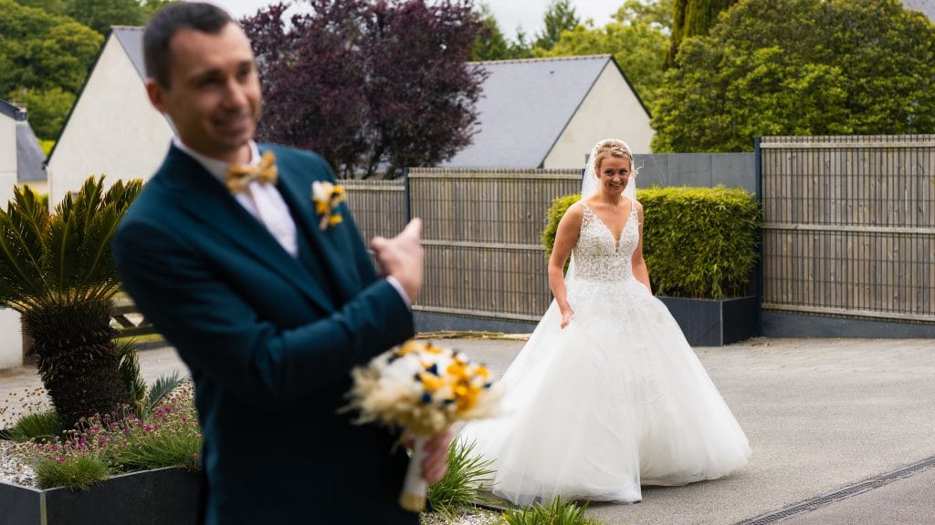 Découverte des mariés (first look) — mariage au Manoir Morgan à Taupont, photo 1