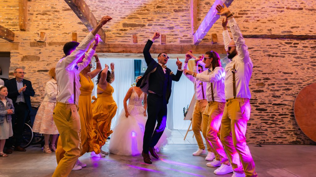 Entrée en salle des mariés — mariage au Manoir Morgan à Taupont, photo 1