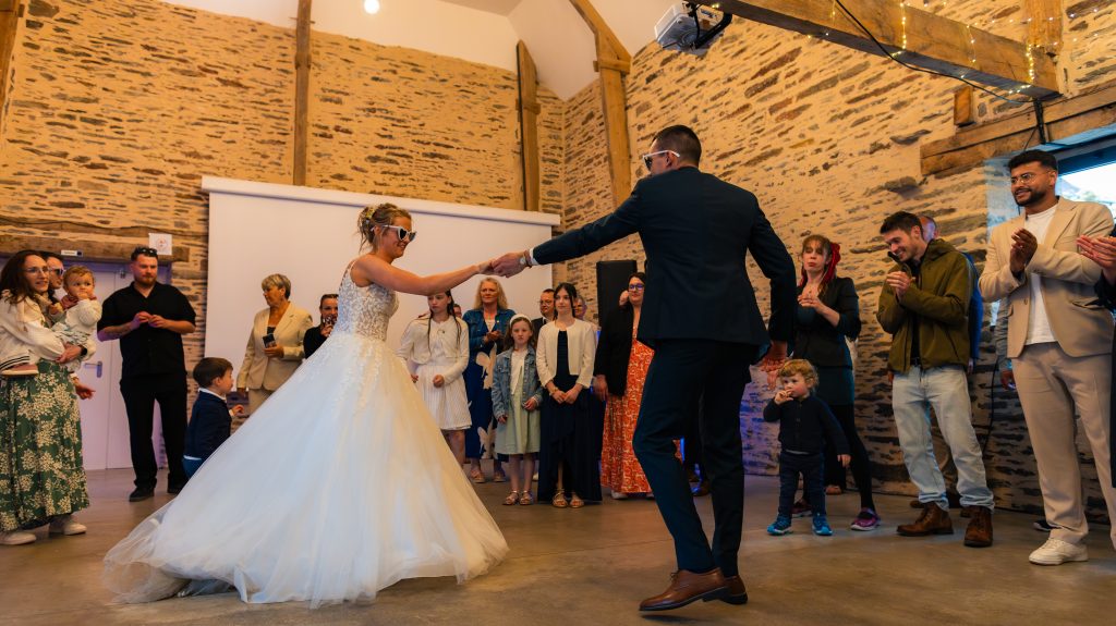 Entrée en salle des mariés — mariage au Manoir Morgan à Taupont, photo 6