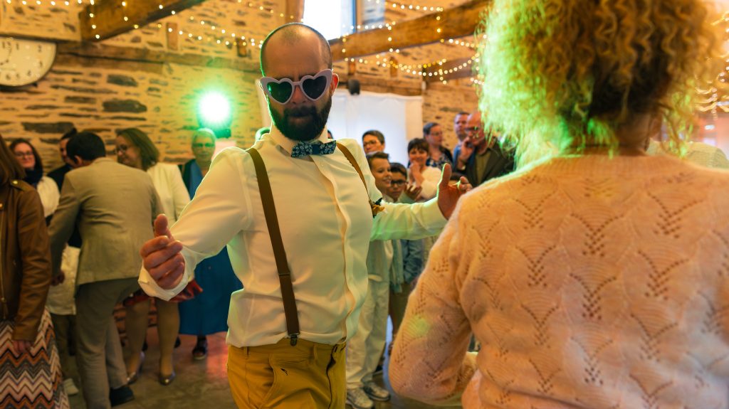 Entrée en salle des mariés — mariage au Manoir Morgan à Taupont, photo 9
