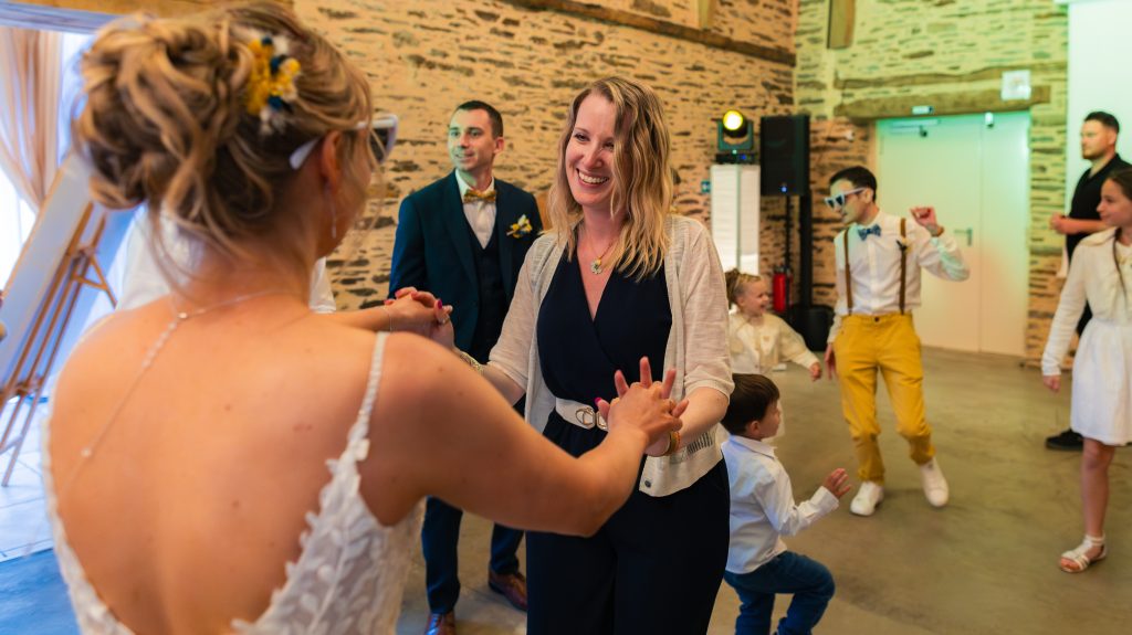 Entrée en salle des mariés — mariage au Manoir Morgan à Taupont, photo 11