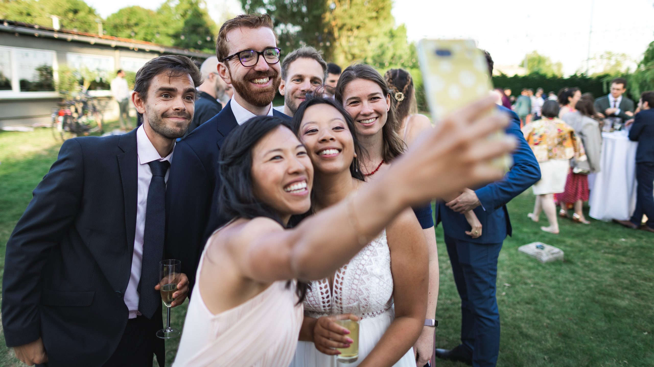 Mariée prenant un selfie souriant avec ses invités, photographie de mariage en Bretagne
